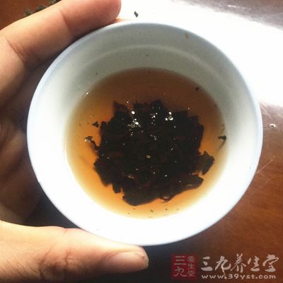 茶含有草酸，会随尿液排泄的钙质而形成结石