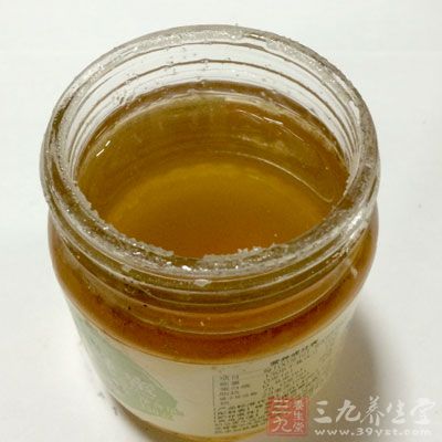 干燥玫瑰花10克，蜂蜜适量