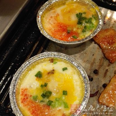 锅内留底油，烧至五成热时