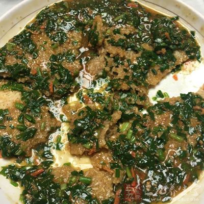 煎锅倒入稍多一点的油 煎锅倒入稍多一点的油