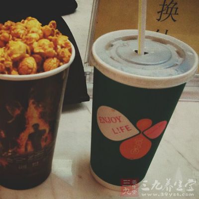 碳酸飲料就是雪碧、可樂(lè)、果味汽水等