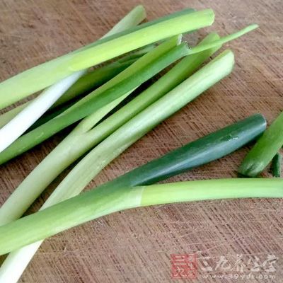 雞一只，栗子500克，蔥，姜，鹽，生抽，料酒