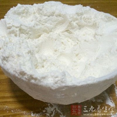 3-4个鸡蛋，少量面粉，1包牛奶(盒装牛奶也行)，糖，油 ，盐