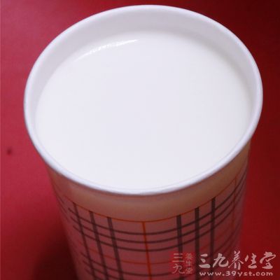 酸奶中含有大量的乳酸、醋酸等有机酸