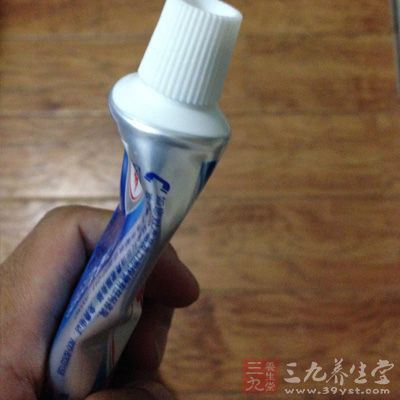 怎样才能辨别牙膏磨擦剂是否粗糙呢 怎样才能辨别牙膏磨擦剂是否粗糙呢