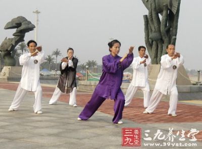 两手持棍，将棍的梢端迅速由下向上挑出