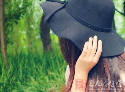 头部保暖，外出要戴帽子