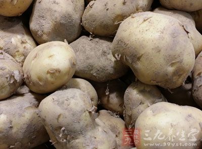 由于土豆和牛肉在被消化时所需的胃酸的浓度不同