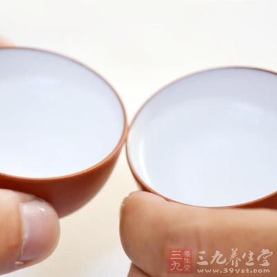 因为白酒、汽水同饮后会很快使酒精在全身挥发