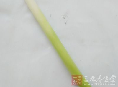 猪肘1只，黄咖喱酱适量，盐适量，葱