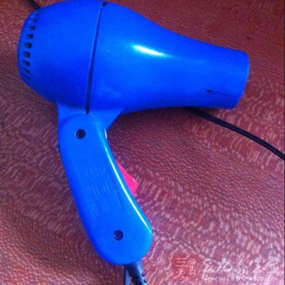 吹风机个头虽小，但那瞬间的高温和风速