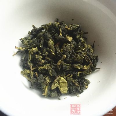 将茶叶置入滤杯中，约10克