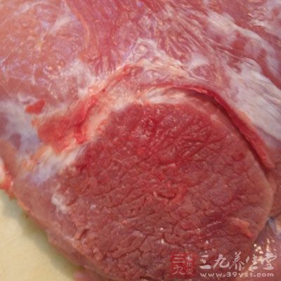 将猪肉剁成泥后与冬菜一同盛入碗内