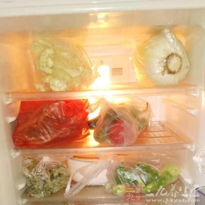 电冰箱是厨房中一个高磁场的所在