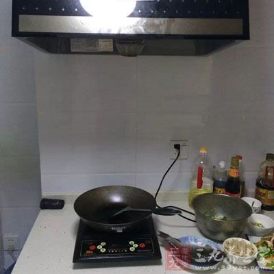 且需根据在家做饭的频率定期对烟机进行清洗 且需根据在家做饭的频率定期对烟机进行清洗