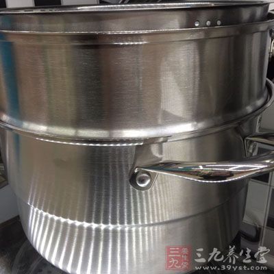 卫生间、厨房使用的各种盆、桶,用久了也会积累污垢 卫生间、厨房使用的各种盆、桶,用久了也会积累污垢