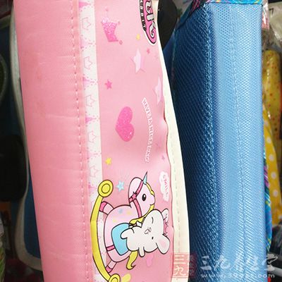 建议选择正规商场的正品文具