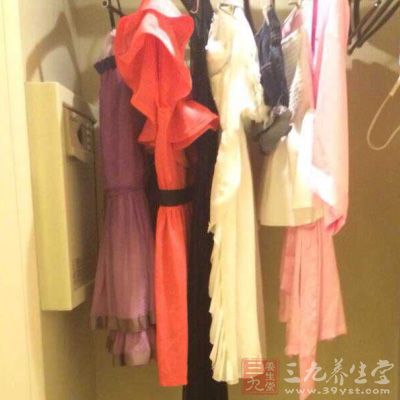 在衣柜的上方安装一只白炽灯泡 在衣柜的上方安装一只白炽灯泡