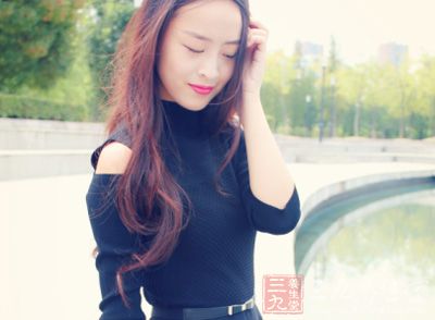 女人都想拥有S型身材，对于自己的扁平胸部总是不满意