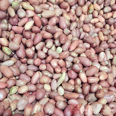 买生的花生米（一定要生的，好是当年新鲜的，炒过或者盐焗的都不要吃，会肥）