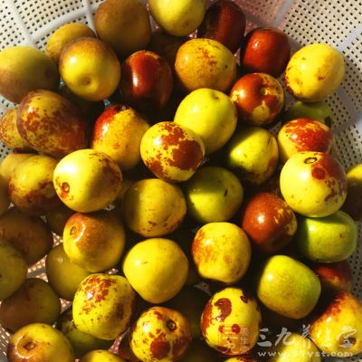 准备些大枣,西洋参,红花(少量一点)每天泡水一杯 准备些大枣,西洋参,红花(少量一点)每天泡水一杯