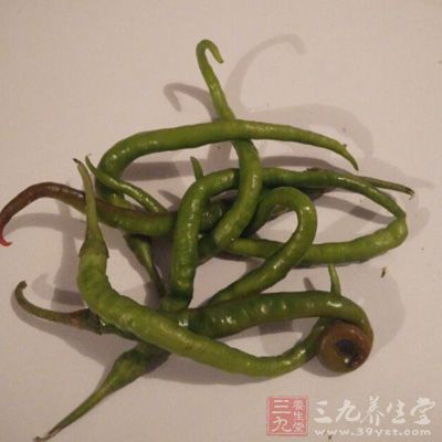 綠茄子一個，綠尖椒一根，鹽，蒜片，豆瓣醬，甜面醬，糖