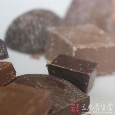 如果长期过量食用高脂、高热量食品，体内毒素就会滋生，造成机体失衡，引发肥胖