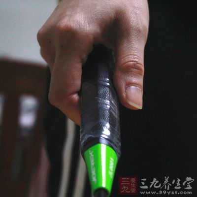 要注意拇指的側(cè)壓力與甩腕的配合