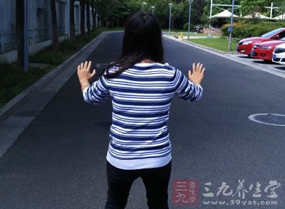 虚领顶劲，含胸拔背