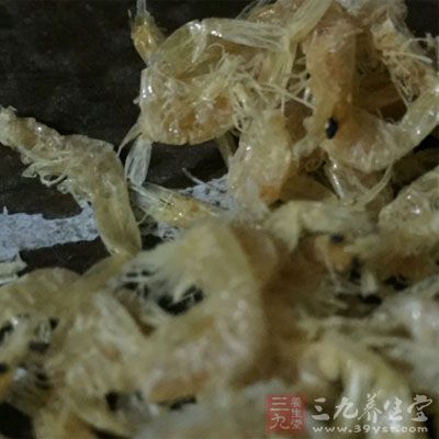 同时注意安排奶制品、骨头汤、小虾皮、鱼类等富钙食物