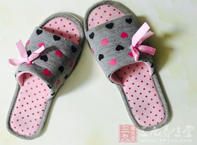 在家一定注意不要混穿拖鞋 在家一定注意不要混穿拖鞋