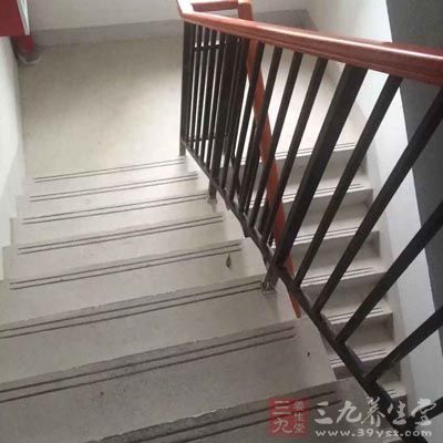 楼梯和大门互为表里 楼梯和大门互为表里