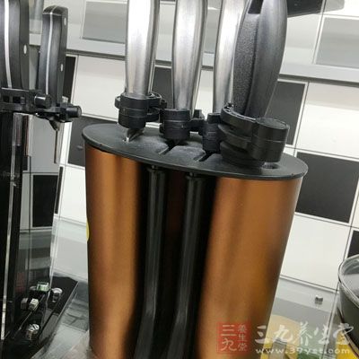 厨房也不可盖在屋子前面,忌炉火向外 厨房也不可盖在屋子前面,忌炉火向外