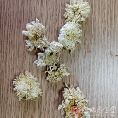 干菊花2.5克，普洱茶叶3克