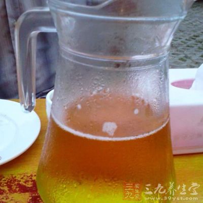 又无限制地大量喝啤酒