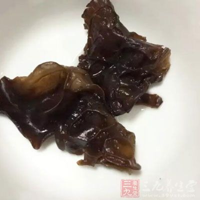 低盐低脂清淡饮食，多吃红薯、西红柿、胡萝卜、黑木耳等蔬菜