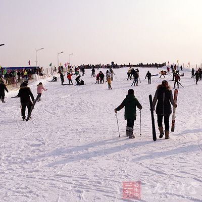 其中越野滑雪是在低山丘岭地带长距离滑行