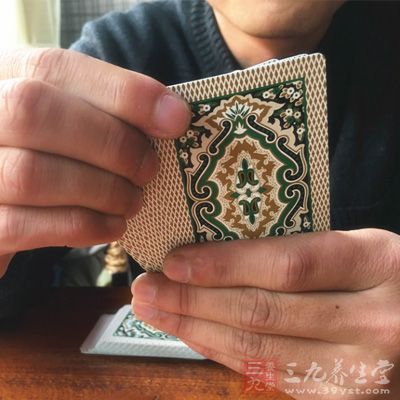 一局結(jié)束時(shí)從可能贏取玩家少的獎(jiǎng)池開始比較