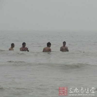 在天然水域游泳时，切忌贸然下水