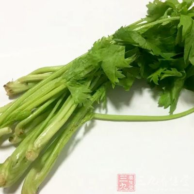 鸡翅中约10个，魔芋丝1盒，腊肠2根，芹菜2根