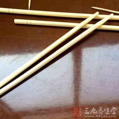 大概25分钟的时候，取出容器，用筷子把锅里的材料搅拌均匀