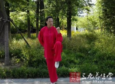 上体继续右转;右掌画弧到身体右侧 上体继续右转;右掌画弧到身体右侧