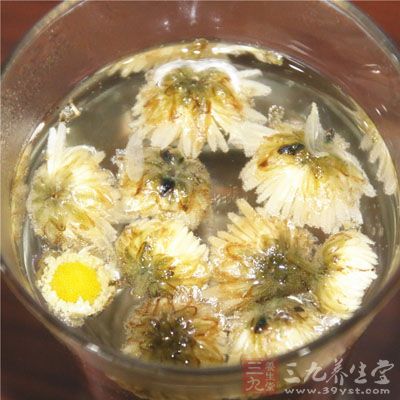 用纱布包裹略湿的茶叶渣抹擦 用纱布包裹略湿的茶叶渣抹擦