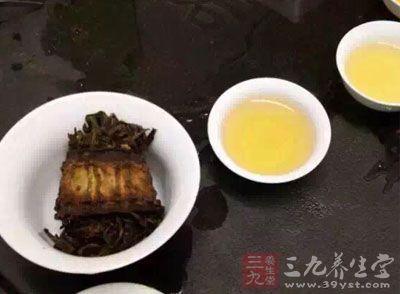 他建议饭后喝一杯绿茶，而不是咖啡，因为绿茶里含有健康的酸物质和蛋白质