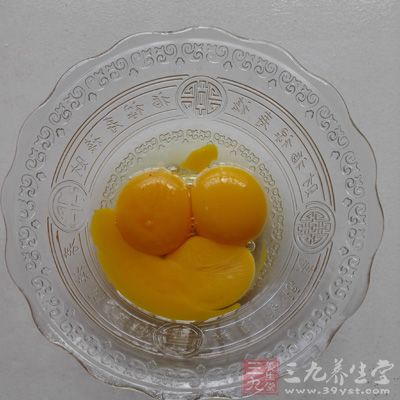 使用专门的微波炉器皿盛装食物放入微波炉中加热