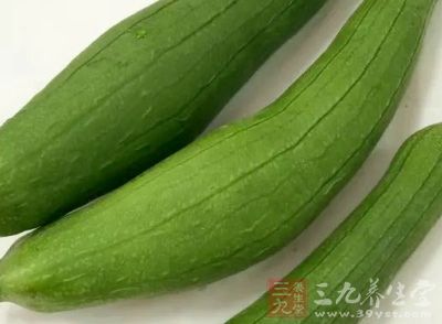 胖絲瓜相對(duì)較短，兩端大致粗細(xì)一致