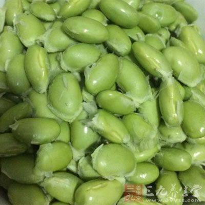 毛豆用滾水燙熟后再經(jīng)冷水沖洗，瀝水備用