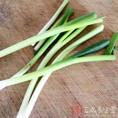 葱3根，芫荽1棵，蒜肉2粒