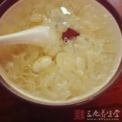 添加足量的银耳、茯苓膳食纤维提速胃肠蠕动