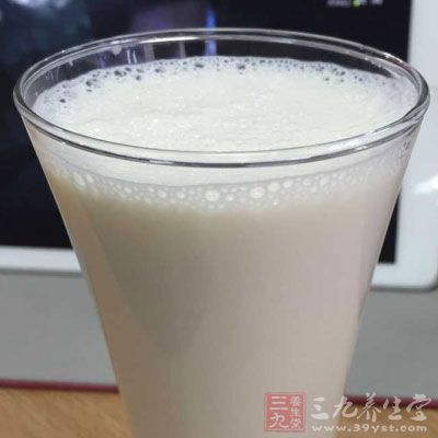 低精面粉100克，牛奶250ml，鸡蛋4个